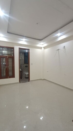 Room in 3 BHK Apartment at Allure Homes, Sector 14 – for Rent