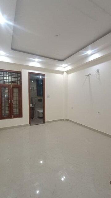 Room in 3 BHK Apartment at Allure Homes, Sector 14 – for Rent