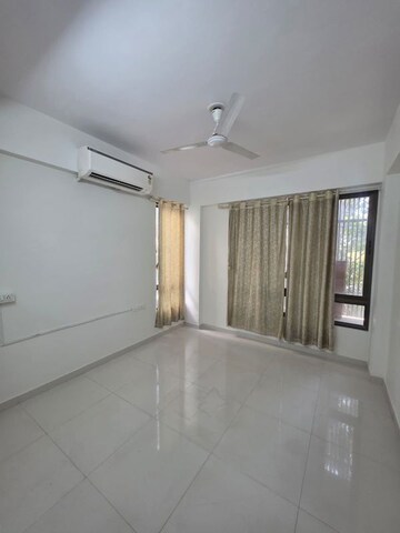 Room in 3 BHK Apartment at Thaltej – for Rent