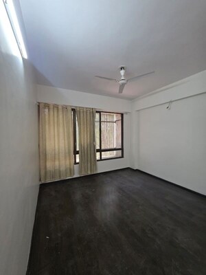Room in 3 BHK Apartment at Thaltej – for Rent
