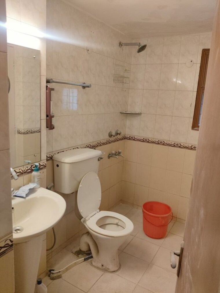 Bathroom, vasant kunj 3 Bedroom 1800 Sq.Ft. Apartment In Vasant Kunj Delhi 9996414