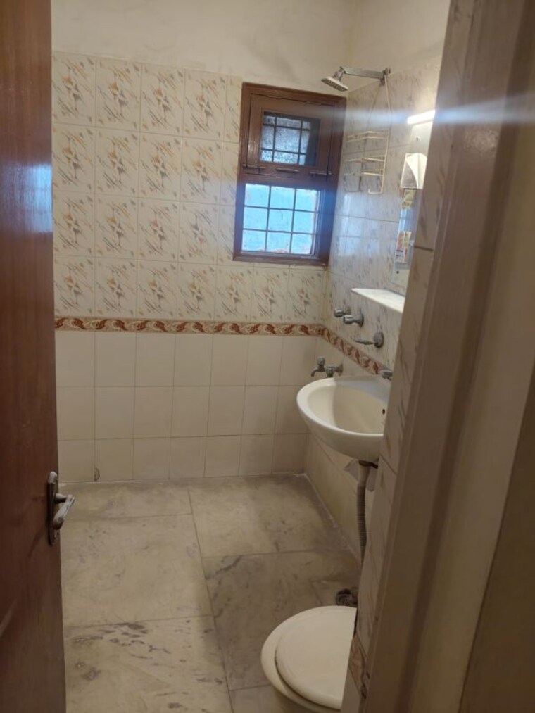 Bathroom, vasant kunj 3 Bedroom 1800 Sq.Ft. Apartment In Vasant Kunj Delhi 9996414