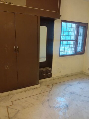 Room in 3 BHK Apartment at Vasant Kunj – for Rent