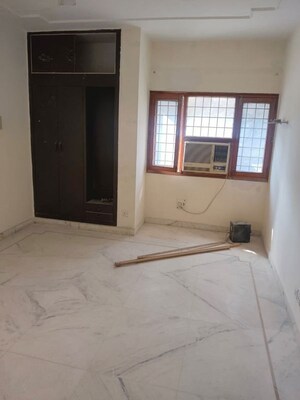 Room in 3 BHK Apartment at Vasant Kunj – for Rent