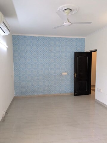 Room in 4 BHK Apartment at Vipul Greens, Sector 48 – for Rent