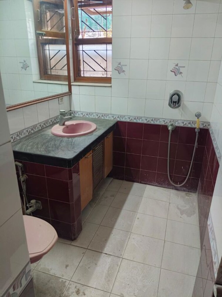 Attached Bathroom, vasant kunj 3 Bedroom 2000 Sq.Ft. Apartment In Vasant Kunj Delhi 9996528