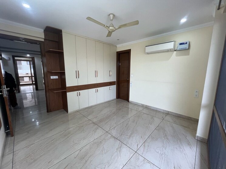 Room, sector 14 3 Bedroom 1800 Sq.Ft. Builder Floor In Sector 14 Gurgaon 9996547
