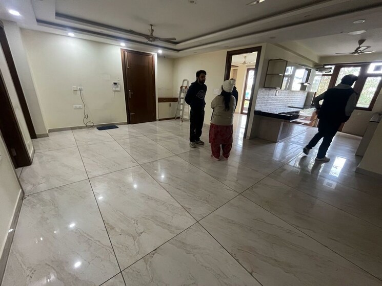  Parking, sector 14 3 Bedroom 1800 Sq.Ft. Builder Floor In Sector 14 Gurgaon 9996547