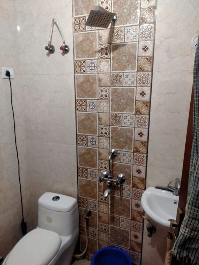 Bathroom, vasundhara sector 1 2 Bedroom 900 Sq.Ft. Builder Floor In Vasundhara Sector 1 Ghaziabad 9878692