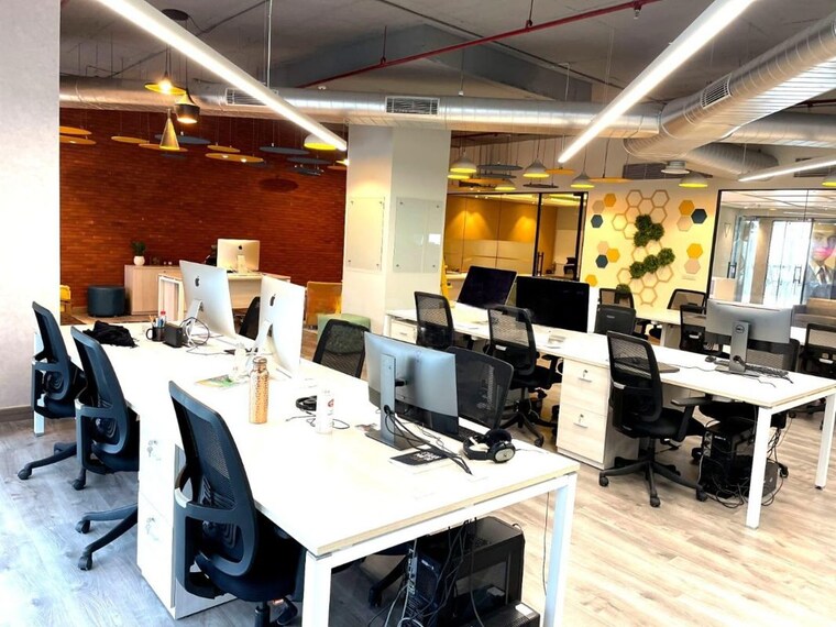 Team Area, fergusson college road Commercial Office Space 2700 Sq.Ft. In Fergusson College Road Pune 9996604
