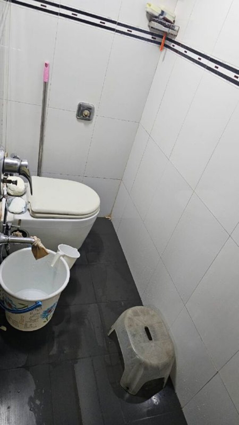 Bathroom, khar west 2 Bedroom 700 Sq.Ft. Apartment In Khar West Mumbai 9997007