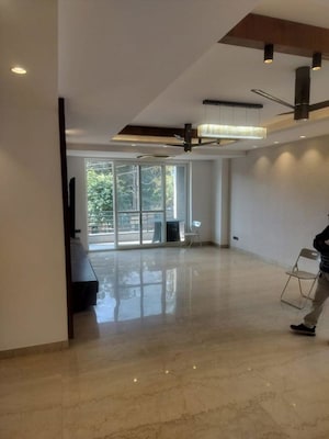 Room in 4 BHK Builder Floor at DLF City Phase IV, Dlf Phase iv – for Sale