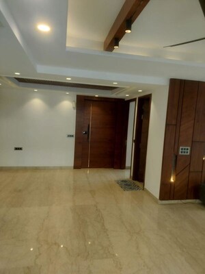 Room in 4 BHK Builder Floor at DLF City Phase IV, Dlf Phase iv – for Sale