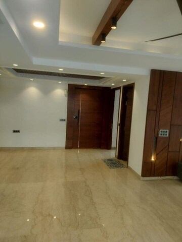 Room in 4 BHK Builder Floor at DLF City Phase IV, Dlf Phase iv – for Sale