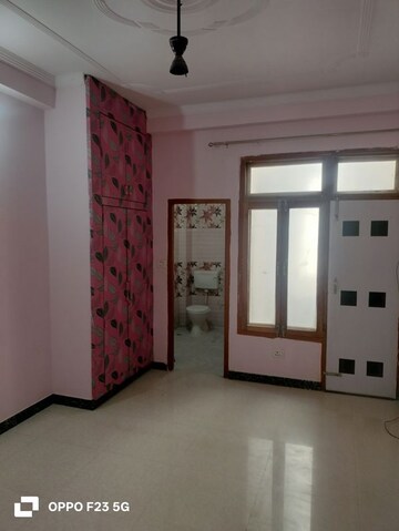 Room in 2 BHK Builder Floor at Gomti Nagar – for Rent