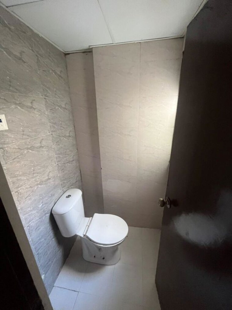Bathroom, amrapali dream valley 1 Bedroom 585 Sq.Ft. Apartment In Amrapali Dream Valley Greater Noida 9996579