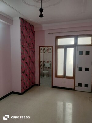Room in 2 BHK Builder Floor at Gomti Nagar – for Rent