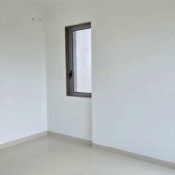 Room in 2 BHK Apartment at Sunteck City Avenue 4, Somani Gram – for Rent