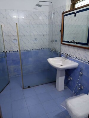 Master Bedroom in 5 BHK Independent House at RWA Apartments Sector 50, Sector 50 – for Rent