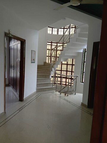 Room in 5 BHK Independent House at RWA Apartments Sector 50, Sector 50 – for Rent