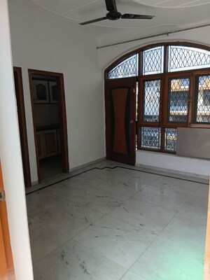 Room in 5 BHK Independent House at RWA Apartments Sector 50, Sector 50 – for Rent