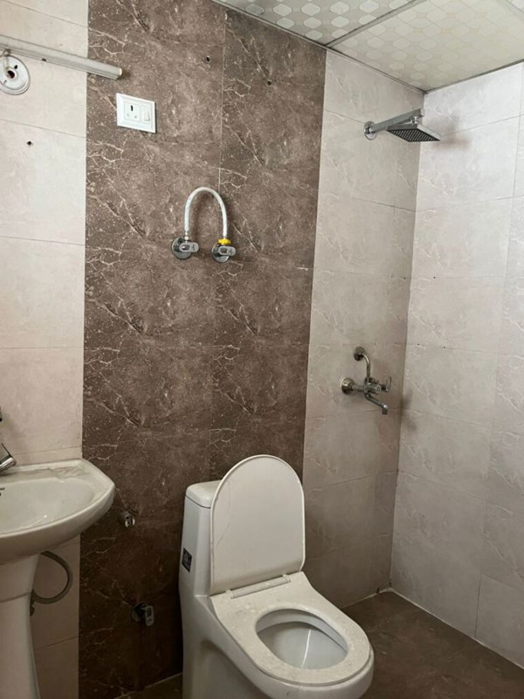 Bathroom, vasundhara sector 9 2 Bedroom 1100 Sq.Ft. Builder Floor In Vasundhara Sector 9 Ghaziabad 9997978