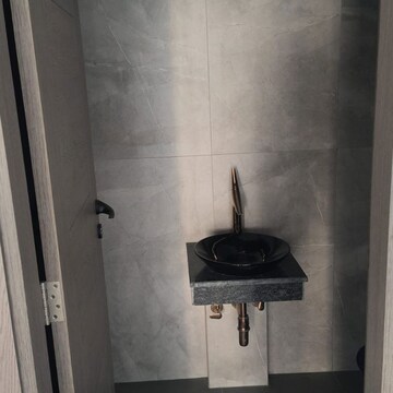 Bathroom in 3.5 BHK Apartment at Shalimar One World Belvedere Court 3, Malesemau – for Rent