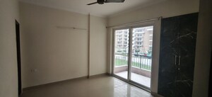 Room in 3 BHK Apartment at Amrapali Crystal Homes, Sector 76 – for Rent