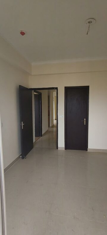 Room in 4 BHK Apartment at Amrapali Crystal Homes, Sector 76 – for Rent