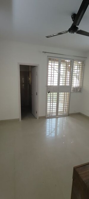 Room in 4 BHK Apartment at Emaar Emerald Floors Premier, Sector 65 – for Rent