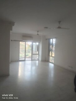 3 BHK + Servant Room Apartment For Rent in DLF Richmond Park