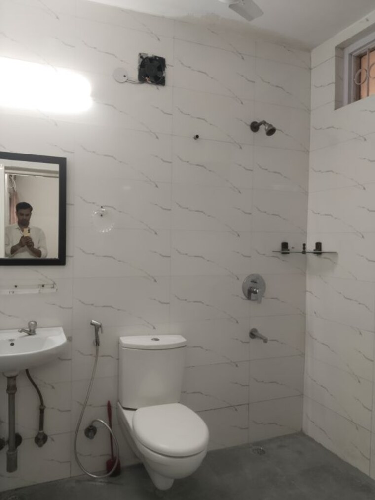 Bathroom, sarita-vihar-pocket-c-rwa 4 Bedroom 2025 Sq.Ft. Apartment In Sarita Vihar Delhi 9553103