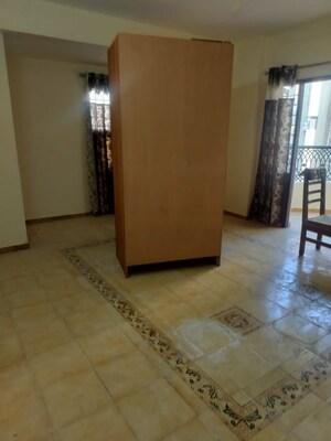 Room in 4 BHK Apartment at Thaltej – for Rent