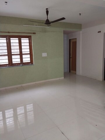 Room in 4 BHK Apartment at Thaltej – for Rent