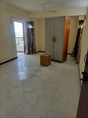 Room in 4 BHK Apartment at Thaltej – for Rent