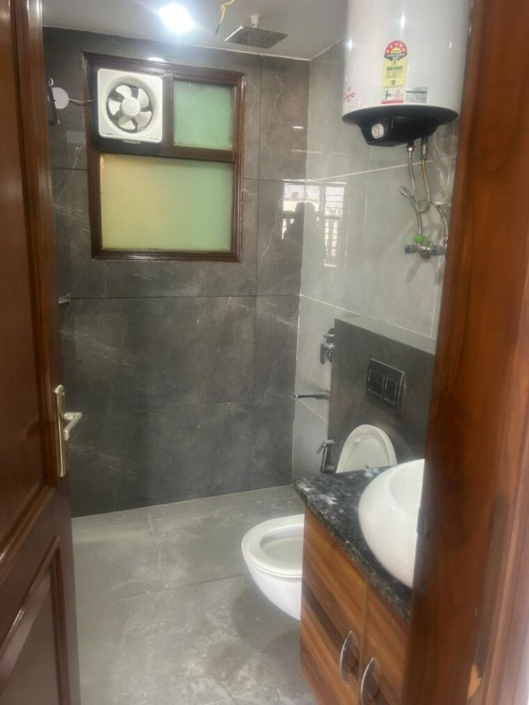 Bathroom, emaar-mgf-emerald-hills 3 Bedroom 1380 Sq.Ft. Apartment In Sector 65 Gurgaon 9999209