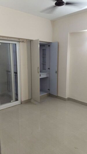Room in 2 BHK Apartment at Amrapali Dream Valley – for Rent