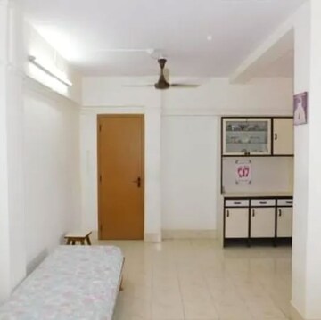 Room in 3 BHK Apartment at Kohinoor Apartment Andheri West, Yamnuna Nagar – for Rent