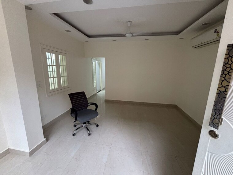 Room, sarita vihar 4 Bedroom 200 Sq.Yd. Apartment In Sarita Vihar Delhi 9999300