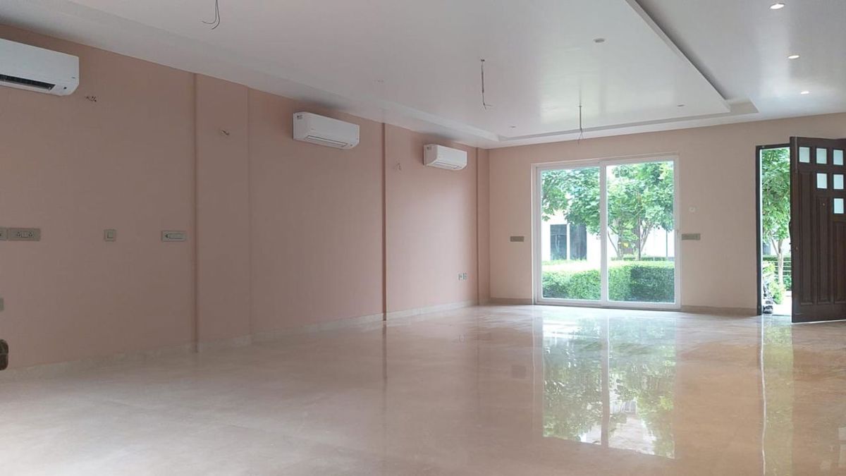 5 BHK + Servant Room,Study Room,Extra Room Villa For Sale in BPTP Astaire Gardens Cezanne Villas