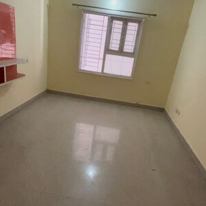 Room in 2 BHK Apartment at Greenwood Apartment, Gomti Nagar – for Rent