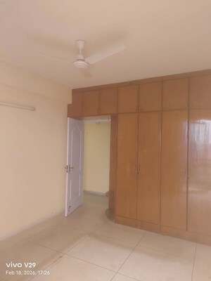 Room in 3 BHK Apartment at DLF Belvedere Towers, Sector 24 – for Rent