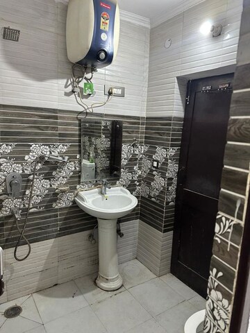 Bathroom in 1 BHK Builder Floor at Sector 52 – for Rent