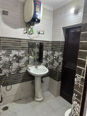 Bathroom in 1 BHK Builder Floor at Sector 52 – for Rent