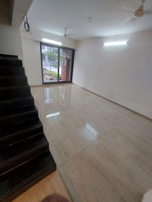 Room in 4 BHK Apartment at Mantra Montana Phase 1, Dhanori – for Rent