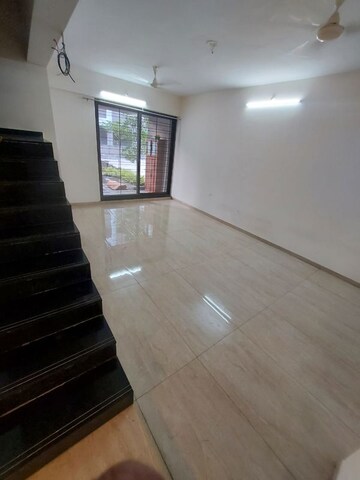 Room in 4 BHK Apartment at Mantra Montana Phase 1, Dhanori – for Rent