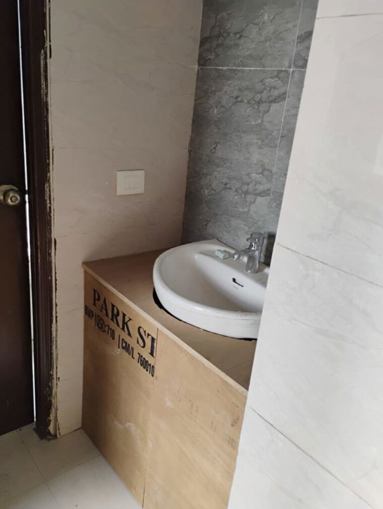 Bathroom, amrapali-ivory-heights 1 Bedroom 585 Sq.Ft. Apartment In Amrapali Dream Valley Greater Noida 10000285
