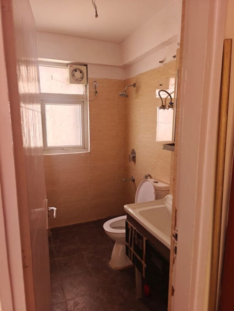 Bathroom, tulip-violet 3 Bedroom 1578 Sq.Ft. Apartment In Sector 69 Gurgaon 10000490