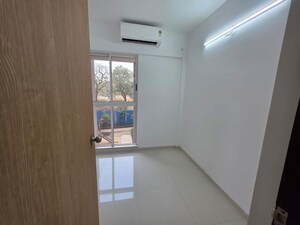 Room in 2.5 BHK Apartment at Kalpataru Primera, Kolshet Road – for Rent