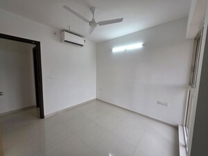 Room in 2.5 BHK Apartment at Kalpataru Primera, Kolshet Road – for Rent